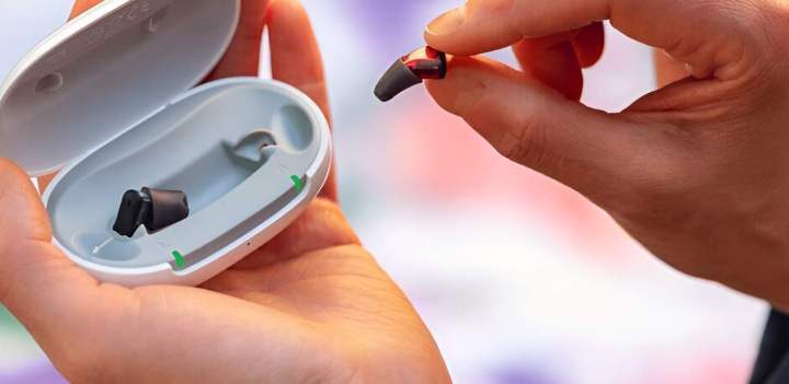 Des appareils discrets pour compenser la perte auditive